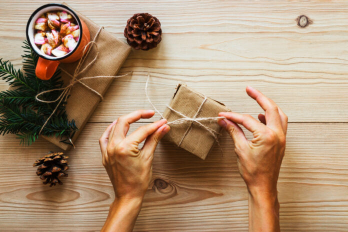 photo crop hand tying rope on gift box